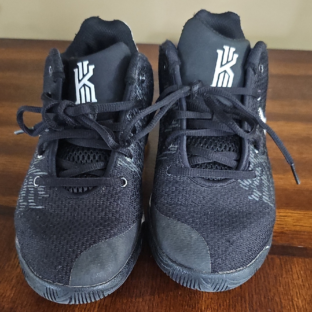 Kids Nike Kyrie Flytrap II basketball shoes Size 4.5Y